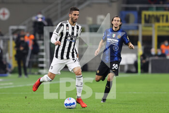 2021-10-24 - Rodrigo Bentancur of Juventus FC in action during the Serie A 2021/22 football match between FC Internazionale and Juventus FC at Giuseppe Meazza Stadium, Milan, Italy on October 24, 2021 - INTER - FC INTERNAZIONALE VS JUVENTUS FC - ITALIAN SERIE A - SOCCER