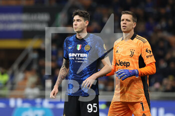 2021-10-24 - Alessandro Bastoni of FC Internazionale and Wojciech Szczesny of Juventus FC during the Serie A 2021/22 football match between FC Internazionale and Juventus FC at Giuseppe Meazza Stadium, Milan, Italy on October 24, 2021 - INTER - FC INTERNAZIONALE VS JUVENTUS FC - ITALIAN SERIE A - SOCCER