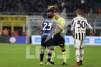 2021-10-24 - Nicolò Barella of FC Internazionale yellow card during the Serie A 2021/22 football match between FC Internazionale and Juventus FC at Giuseppe Meazza Stadium, Milan, Italy on October 24, 2021 - INTER - FC INTERNAZIONALE VS JUVENTUS FC - ITALIAN SERIE A - SOCCER