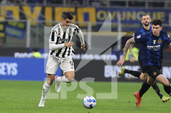 2021-10-24 - Alvaro Morata of Juventus FC in action during the Serie A 2021/22 football match between FC Internazionale and Juventus FC at Giuseppe Meazza Stadium, Milan, Italy on October 24, 2021 - INTER - FC INTERNAZIONALE VS JUVENTUS FC - ITALIAN SERIE A - SOCCER
