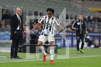 2021-10-24 - Juan Cuadrado of Juventus FC in action during the Serie A 2021/22 football match between FC Internazionale and Juventus FC at Giuseppe Meazza Stadium, Milan, Italy on October 24, 2021 - INTER - FC INTERNAZIONALE VS JUVENTUS FC - ITALIAN SERIE A - SOCCER