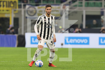 2021-10-24 - Rodrigo Bentancur of Juventus FC in action during the Serie A 2021/22 football match between FC Internazionale and Juventus FC at Giuseppe Meazza Stadium, Milan, Italy on October 24, 2021 - INTER - FC INTERNAZIONALE VS JUVENTUS FC - ITALIAN SERIE A - SOCCER