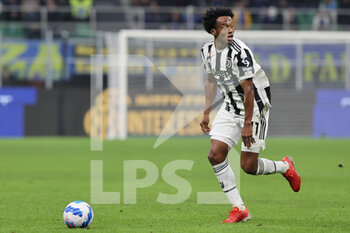 2021-10-24 - Juan Cuadrado of Juventus FC in action during the Serie A 2021/22 football match between FC Internazionale and Juventus FC at Giuseppe Meazza Stadium, Milan, Italy on October 24, 2021 - INTER - FC INTERNAZIONALE VS JUVENTUS FC - ITALIAN SERIE A - SOCCER