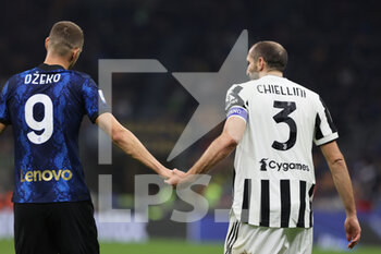 2021-10-24 - Giorgio Chiellini of Juventus FC fair play with Edin Dzeko of FC Internazionale during the Serie A 2021/22 football match between FC Internazionale and Juventus FC at Giuseppe Meazza Stadium, Milan, Italy on October 24, 2021 - INTER - FC INTERNAZIONALE VS JUVENTUS FC - ITALIAN SERIE A - SOCCER