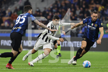 2021-10-24 - Alvaro Morata of Juventus FC fights for the ball against Stefan de Vrij of FC Internazionale during the Serie A 2021/22 football match between FC Internazionale and Juventus FC at Giuseppe Meazza Stadium, Milan, Italy on October 24, 2021 - INTER - FC INTERNAZIONALE VS JUVENTUS FC - ITALIAN SERIE A - SOCCER