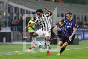 2021-10-24 - Juan Cuadrado of Juventus FC fights for the ball against Ivan Perisic of FC Internazionale during the Serie A 2021/22 football match between FC Internazionale and Juventus FC at Giuseppe Meazza Stadium, Milan, Italy on October 24, 2021 - INTER - FC INTERNAZIONALE VS JUVENTUS FC - ITALIAN SERIE A - SOCCER