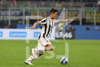 2021-10-24 - Paulo Dybala of Juventus FC in action during the Serie A 2021/22 football match between FC Internazionale and Juventus FC at Giuseppe Meazza Stadium, Milan, Italy on October 24, 2021 - INTER - FC INTERNAZIONALE VS JUVENTUS FC - ITALIAN SERIE A - SOCCER