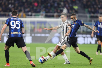 2021-10-24 - Paulo Dybala of Juventus FC fights for the ball against Marcelo Brozovic of FC Internazionale during the Serie A 2021/22 football match between FC Internazionale and Juventus FC at Giuseppe Meazza Stadium, Milan, Italy on October 24, 2021 - INTER - FC INTERNAZIONALE VS JUVENTUS FC - ITALIAN SERIE A - SOCCER