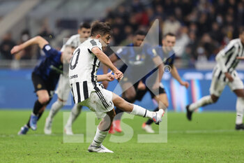 2021-10-24 - Paulo Dybala of Juventus FC scores a penalty during the Serie A 2021/22 football match between FC Internazionale and Juventus FC at Giuseppe Meazza Stadium, Milan, Italy on October 24, 2021 - INTER - FC INTERNAZIONALE VS JUVENTUS FC - ITALIAN SERIE A - SOCCER