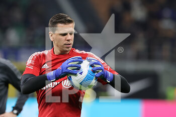 2021-10-24 - Wojciech Szczesny of Juventus FC warms up during the Serie A 2021/22 football match between FC Internazionale and Juventus FC at Giuseppe Meazza Stadium, Milan, Italy on October 24, 2021 - INTER - FC INTERNAZIONALE VS JUVENTUS FC - ITALIAN SERIE A - SOCCER