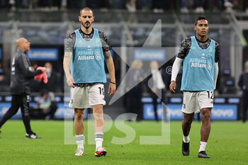 2021-10-24 - Leonardo Bonucci of Juventus FC and Alex Sandro of Juventus FC warm up during the Serie A 2021/22 football match between FC Internazionale and Juventus FC at Giuseppe Meazza Stadium, Milan, Italy on October 24, 2021 - INTER - FC INTERNAZIONALE VS JUVENTUS FC - ITALIAN SERIE A - SOCCER