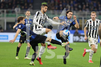 2021-10-24 - Rodrigo Bentancur of Juventus FC fights for the ball against Nicolò Barella of FC Internazionale and Matteo Darmian of FC Internazionale during the Serie A 2021/22 football match between FC Internazionale and Juventus FC at Giuseppe Meazza Stadium, Milan, Italy on October 24, 2021 - INTER - FC INTERNAZIONALE VS JUVENTUS FC - ITALIAN SERIE A - SOCCER