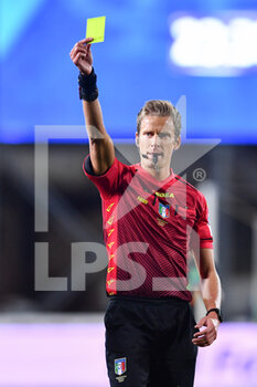2021-10-27 - Daniele Chiffi (Referee) shows the yellow card - EMPOLI FC VS INTER - FC INTERNAZIONALE - ITALIAN SERIE A - SOCCER