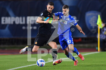 2021-10-27 - Petar Stojanovic (Empoli) and Roberto Gagliardini (Inter) - EMPOLI FC VS INTER - FC INTERNAZIONALE - ITALIAN SERIE A - SOCCER