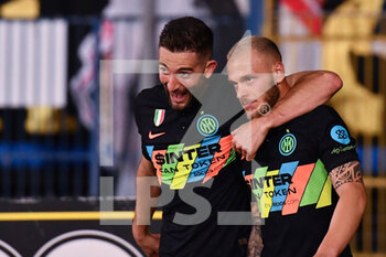 2021-10-27 - Federico Dimarco (Inter) celebrates after scoring a goal with Roberto Gagliardini (Inter) - EMPOLI FC VS INTER - FC INTERNAZIONALE - ITALIAN SERIE A - SOCCER