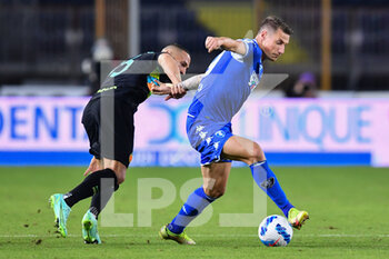 2021-10-27 - Andrea Pinamonti (Empoli) and Danilo D'Ambrosio (Inter) - EMPOLI FC VS INTER - FC INTERNAZIONALE - ITALIAN SERIE A - SOCCER