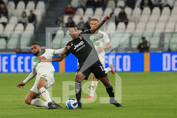 2021-10-27 - Gregoire Defrel (US Sassuolo) vs Alex Sandro Lobo Silva (Juventus FC) - JUVENTUS FC VS US SASSUOLO - ITALIAN SERIE A - SOCCER