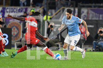 2021-10-27 - Luis Alberto (SS Lazio) Alfred Duncan (ACF Fiorentina)  during the  Italian Football Championship League A 2021/2022 match between SS Lazio vs ACF Fiorentina at the Olimpic Stadium in Rome on 27 October 2021. - SS LAZIO VS ACF FIORENTINA - ITALIAN SERIE A - SOCCER