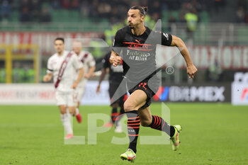 2021-10-26 - Zlatan Ibrahimovic of AC Milan in action during the Serie A 2021/22 football match between AC Milan and Torino FC at Giuseppe Meazza Stadium, Milan, Italy on October 26, 2021 - AC MILAN VS TORINO FC - ITALIAN SERIE A - SOCCER