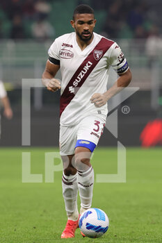 2021-10-26 - Gleison Bremer of Torino FC in action during the Serie A 2021/22 football match between AC Milan and Torino FC at Giuseppe Meazza Stadium, Milan, Italy on October 26, 2021 - AC MILAN VS TORINO FC - ITALIAN SERIE A - SOCCER