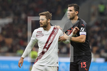 2021-10-26 - Karol Linetty of Torino FC and Alessio Romagnoli of AC Milan in action during the Serie A 2021/22 football match between AC Milan and Torino FC at Giuseppe Meazza Stadium, Milan, Italy on October 26, 2021 - AC MILAN VS TORINO FC - ITALIAN SERIE A - SOCCER