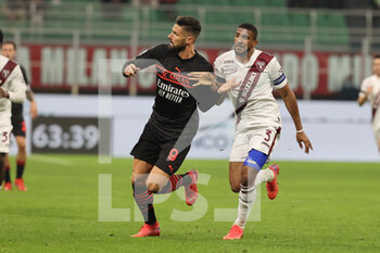 2021-10-26 - Olivier Giroud of AC Milan and Gleison Bremer of Torino FC in action during the Serie A 2021/22 football match between AC Milan and Torino FC at Giuseppe Meazza Stadium, Milan, Italy on October 26, 2021 - AC MILAN VS TORINO FC - ITALIAN SERIE A - SOCCER