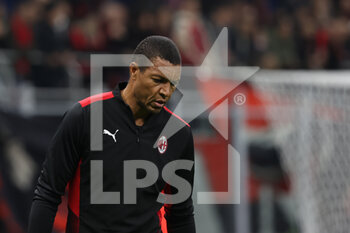 2021-10-26 - Nelson Dida staff member of AC Milan warms up during the Serie A 2021/22 football match between AC Milan and Torino FC at Giuseppe Meazza Stadium, Milan, Italy on October 26, 2021 - AC MILAN VS TORINO FC - ITALIAN SERIE A - SOCCER