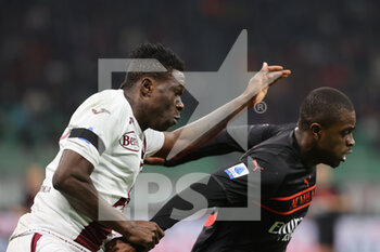 2021-10-26 - Wilfried Stephane Singo of Torino FC fights for the ball against Fikayo Tomori of AC Milan during the Serie A 2021/22 football match between AC Milan and Torino FC at Giuseppe Meazza Stadium, Milan, Italy on October 26, 2021 - AC MILAN VS TORINO FC - ITALIAN SERIE A - SOCCER