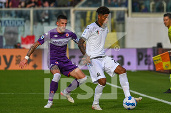 2021-10-31 - Mora Eddie Anthony Salsedo (Spezia) contrastato da Cristiano Biraghi (Fiorentina) - ACF FIORENTINA VS SPEZIA CALCIO - ITALIAN SERIE A - SOCCER
