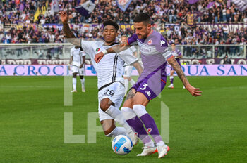 2021-10-31 - Cristiano Biraghi (Fiorentina) contrastato da Mora Eddie Anthony Salsedo (Spezia) - ACF FIORENTINA VS SPEZIA CALCIO - ITALIAN SERIE A - SOCCER