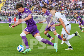 2021-10-31 - Dusan Vlahovic (Fiorentina) supera Salva Ferrer (Spezia) - ACF FIORENTINA VS SPEZIA CALCIO - ITALIAN SERIE A - SOCCER