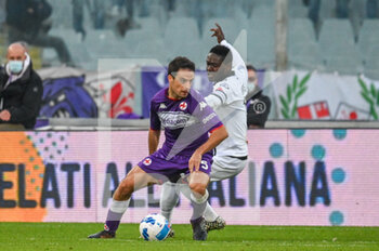 2021-10-31 - Giacomo Bonaventura (Fiorentina) contrastato da Emmanuel Gyasi (Spezia) - ACF FIORENTINA VS SPEZIA CALCIO - ITALIAN SERIE A - SOCCER