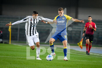 2021-10-30 - Darko Lazovic (Verona) ostacolato da Rodrigo Bentancur (Juventus) - HELLAS VERONA FC VS JUVENTUS FC - ITALIAN SERIE A - SOCCER