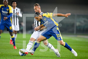 2021-10-30 - Giancluca Caprari (Verona) ostacolato da Melo Arthur (Juventus) - HELLAS VERONA FC VS JUVENTUS FC - ITALIAN SERIE A - SOCCER