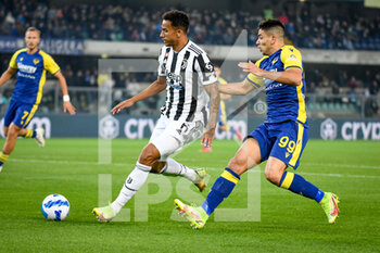 2021-10-30 - Danilo (Juventus) in anticipo su Giovanni Simeoni (Verona) - HELLAS VERONA FC VS JUVENTUS FC - ITALIAN SERIE A - SOCCER