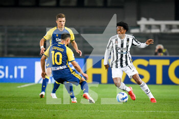 2021-10-30 - Juan Cuadrado (Juventus) in azione ostacolato da Giancluca Caprari (Verona) - HELLAS VERONA FC VS JUVENTUS FC - ITALIAN SERIE A - SOCCER