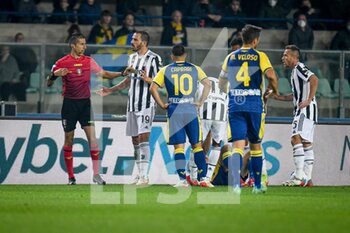 2021-10-30 - Leonardo Bonucci (Juventus) protesta con l'arbitro dell'incontro Livio Marinelli - HELLAS VERONA FC VS JUVENTUS FC - ITALIAN SERIE A - SOCCER