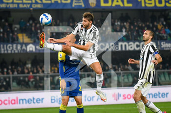 2021-10-30 - Manuel Locatelli (Juventus) tenta il gol - HELLAS VERONA FC VS JUVENTUS FC - ITALIAN SERIE A - SOCCER