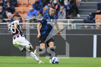 2021-10-31 - Ivan Perisic of FC Internazionale fights for the ball against Nahuel Molina of Udinese Calcio during the Serie A 2021/22 football match between FC Internazionale and Udinese Calcio at Giuseppe Meazza Stadium, Milan, Italy on October 31, 2021 - INTER - FC INTERNAZIONALE VS UDINESE CALCIO - ITALIAN SERIE A - SOCCER
