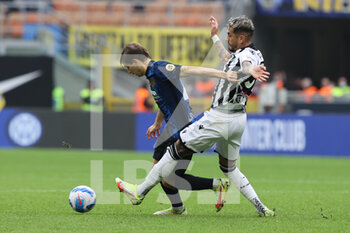 2021-10-31 - Nicolò Barella of FC Internazionale fights for the ball against Roberto Pereyra of Udinese Calcio during the Serie A 2021/22 football match between FC Internazionale and Udinese Calcio at Giuseppe Meazza Stadium, Milan, Italy on October 31, 2021 - INTER - FC INTERNAZIONALE VS UDINESE CALCIO - ITALIAN SERIE A - SOCCER