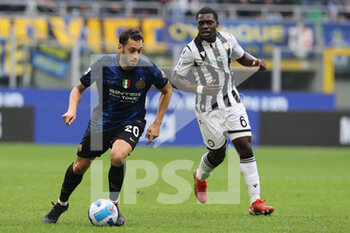 2021-10-31 - Hakan Calhanoglu of FC Internazionale in action during the Serie A 2021/22 football match between FC Internazionale and Udinese Calcio at Giuseppe Meazza Stadium, Milan, Italy on October 31, 2021 - INTER - FC INTERNAZIONALE VS UDINESE CALCIO - ITALIAN SERIE A - SOCCER