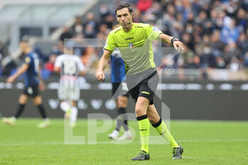 2021-10-31 - Referee Juan Luca Sacchi in action during the Serie A 2021/22 football match between FC Internazionale and Udinese Calcio at Giuseppe Meazza Stadium, Milan, Italy on October 31, 2021 - INTER - FC INTERNAZIONALE VS UDINESE CALCIO - ITALIAN SERIE A - SOCCER