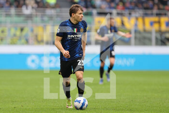 2021-10-31 - Nicolò Barella of FC Internazionale in action during the Serie A 2021/22 football match between FC Internazionale and Udinese Calcio at Giuseppe Meazza Stadium, Milan, Italy on October 31, 2021 - INTER - FC INTERNAZIONALE VS UDINESE CALCIO - ITALIAN SERIE A - SOCCER