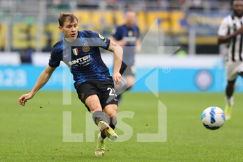 2021-10-31 - Nicolò Barella of FC Internazionale in action during the Serie A 2021/22 football match between FC Internazionale and Udinese Calcio at Giuseppe Meazza Stadium, Milan, Italy on October 31, 2021 - INTER - FC INTERNAZIONALE VS UDINESE CALCIO - ITALIAN SERIE A - SOCCER
