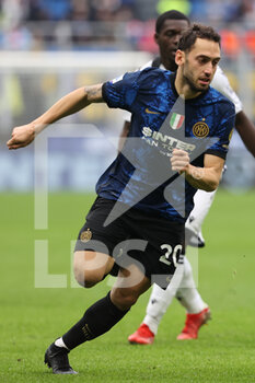 2021-10-31 - Hakan Calhanoglu of FC Internazionale in action during the Serie A 2021/22 football match between FC Internazionale and Udinese Calcio at Giuseppe Meazza Stadium, Milan, Italy on October 31, 2021 - INTER - FC INTERNAZIONALE VS UDINESE CALCIO - ITALIAN SERIE A - SOCCER
