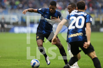 2021-10-31 - Denzel Dumfries of FC Internazionale in action during the Serie A 2021/22 football match between FC Internazionale and Udinese Calcio at Giuseppe Meazza Stadium, Milan, Italy on October 31, 2021 - INTER - FC INTERNAZIONALE VS UDINESE CALCIO - ITALIAN SERIE A - SOCCER