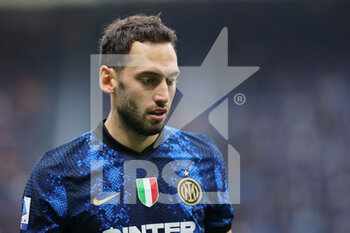 2021-10-31 - Hakan Calhanoglu of FC Internazionale looks on during the Serie A 2021/22 football match between FC Internazionale and Udinese Calcio at Giuseppe Meazza Stadium, Milan, Italy on October 31, 2021 - INTER - FC INTERNAZIONALE VS UDINESE CALCIO - ITALIAN SERIE A - SOCCER
