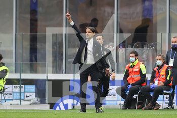 2021-10-31 - Simone Inzaghi Head Coach of FC Internazionale reacts from the bench during the Serie A 2021/22 football match between FC Internazionale and Udinese Calcio at Giuseppe Meazza Stadium, Milan, Italy on October 31, 2021 - INTER - FC INTERNAZIONALE VS UDINESE CALCIO - ITALIAN SERIE A - SOCCER