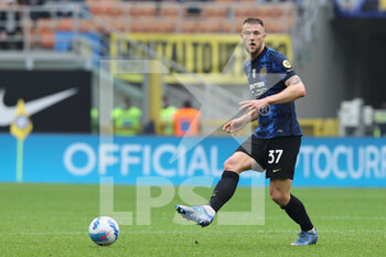 2021-10-31 - Milan Skriniar of FC Internazionale in action during the Serie A 2021/22 football match between FC Internazionale and Udinese Calcio at Giuseppe Meazza Stadium, Milan, Italy on October 31, 2021 - INTER - FC INTERNAZIONALE VS UDINESE CALCIO - ITALIAN SERIE A - SOCCER