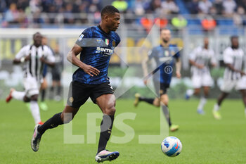 2021-10-31 - Denzel Dumfries of FC Internazionale in action during the Serie A 2021/22 football match between FC Internazionale and Udinese Calcio at Giuseppe Meazza Stadium, Milan, Italy on October 31, 2021 - INTER - FC INTERNAZIONALE VS UDINESE CALCIO - ITALIAN SERIE A - SOCCER